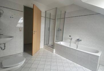 Helle 3 Raumwohnung im Dachgeschoss/Fahrstuhl/Balkon zu vermieten!!!