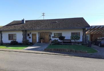 Ein/Mehrfamilienhaus mit Carport