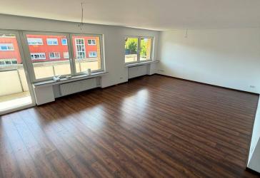 Frisch renovierte 4-Zimmer-Wohnung mit 2 Balkonen, Aufzug, Garage