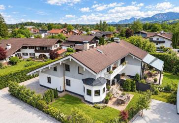 Provisionsfrei: Kernsanierte Doppelhaushälfte mit Erker, Kachelofen und Südgarten - Thansau am Inn
