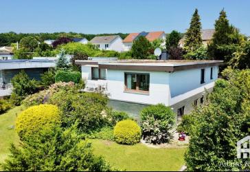 Großzügiger Bungalow mit Einliegerwhg, Weitblick & viel Potenzial in Top-Lage von KS-Harleshausen