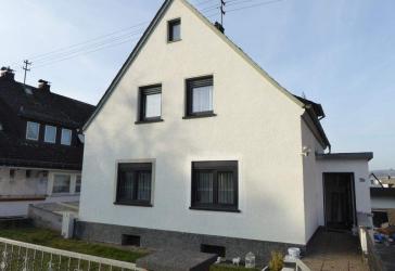 Einfamilienhaus mit Baugenehmigung für ein Zweifamilienhaus - großzügiges Potenzial in Steindorf!