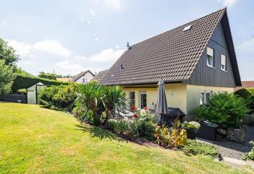 Modernes Einfamilienhaus mit schönem Garten in Arnsberg-Müschede!
