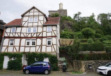 Wohnen mit Geschichte: Fachwerkanwesen in einzigartiger Lage an der Felsburg. Keine Käuferprovision!