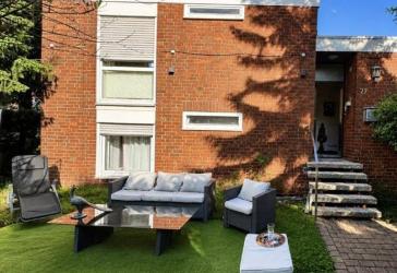 Modernisiertes Einfamilienhaus mit Wintergarten, Sauna und Whirlpool in Düsseldorf