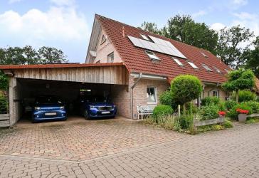 Traumhafte Doppelhaushälfte mit hochwertiger Fachwerk-Doppelgarage in Brelingen-Wedemark!
