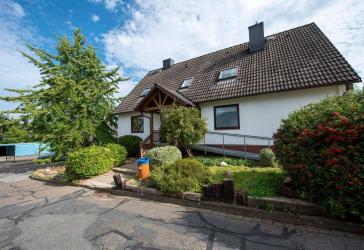 Großzügiges Zweifamilienhaus mit neun Zimmern, Gewerbegaragen und vielseitigen Nutzungsmöglichkeiten