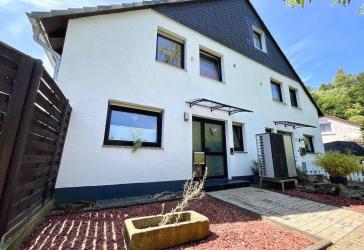 Modernisierte Doppelhaushälfte mit Wärmepumpe, Garage und Carport - ideal für Eigennutzer und Kapitalanleger