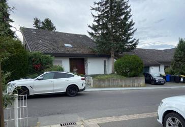 Attraktives Einfamilienhaus mit großem Garten und separatem Praxisgebäude