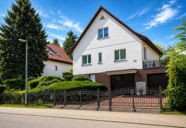 Großes, charmantes Einfamilienhaus auf sonnigem Südgrundstück mit Doppelgarage in gefragter Lage