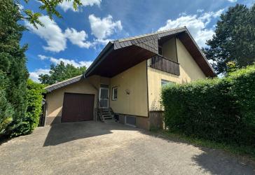 Großzügiges Einfamilienhaus mit Wintergarten, Loggia und großem Garten in ruhiger Lage - unbewohnt