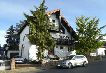 PROVISIONSFREI - großes, gepflegtes Wohnhaus mit 3 geräumigen Wohneinheiten und Garten