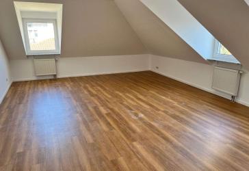 Barrierefrei! Mitten im Zentrum, großzügige 2 - Zimmerwohnung im DG