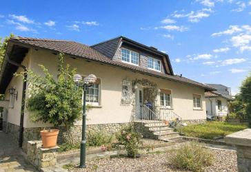 Einfamilienhaus im Bungalowstil mit großem Garten und Terrasse