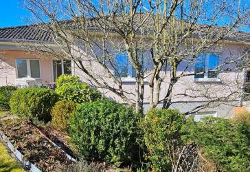 Ebenerdig Wohnen im energieeffizienten Winkelbungalow, terrassiertes Südgrundstück, schöner Garten