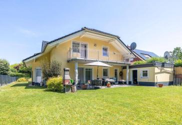 Modernes Einfamilienhaus mit großzügigem Wohnkonzept, Garten und E-Ladestation