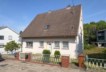 Zweifamilienhaus, teilvermietet, Wohnung im OG in Renovierung. Zentrale Lage Hamm/Sieg