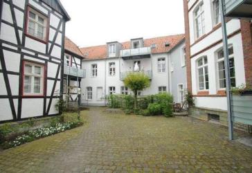 Stilvolle, helle Altbauwohnung auf zwei Ebenen mit Balkon und Blick ins Grüne