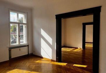 GROßZÜGIGE ALTBAUWOHNUNG MIT PARKETT, KAMINANSCHLUSS, BALKON UND WINTERGARTEN