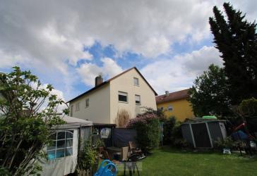 Zweiparteienhaus mit Ausbaureserve und langfristig vermieteten Wohnungen