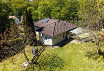 Familienglück im Grünen - Moderner Eckbungalow mit Traumgrundstück