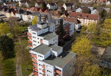 4-Zimmer-Wohnung mit Balkon - Aufzug, neue Badezimmergestaltung, Parkmöglichkeit vor dem Haus