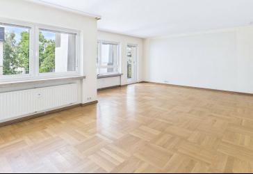 Attraktive 4-Zimmer- Wohnung mit Balkon und Garage