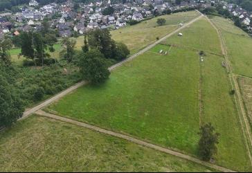 Über den Dächern von Bielstein (Stadt Wiehl) ein Stück Wirtschaftsgrünland besitzen