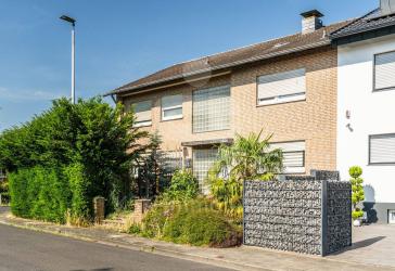 Großzügiges 2-Familienhaus mit Renovierungsstau.
