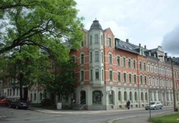 2-Zimmer-DG-Wohnung mit großem, hellem Wohnzimmer mit Erker