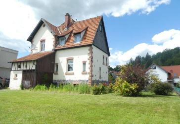 Ihr neues Zuhause: Freistehendes Haus mit großzügigem Garten und Garagen!