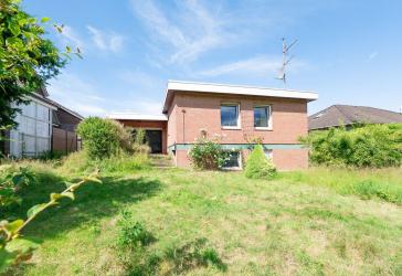 Familienfreundliches Split-Level-Haus mit Kamin, Souterrain und großem Garten am Naturschutzgebiet