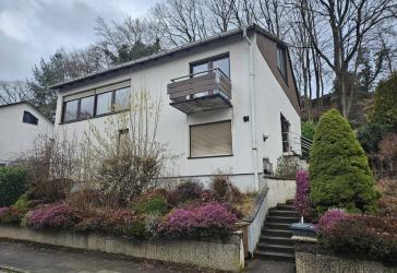 Gut aufgeteiltes 2-Familienhaus / Doppelgarage in guter Lage von Kaiserslautern