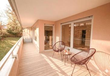 Sofort verfügbar. Die Abendsonne genießen, auf dem Balkon der riesigen 3-Zi-Wohnung mit Souterrain
