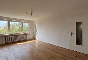Helle 3-Zimmer-Wohnung mit Balkon! Komplett renoviert!