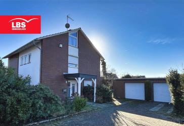 Gepflegtes Einfamilienhaus mit großem Grundstück, Balkon und Doppelgarage