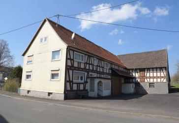 Weitläufiger Resthof mit Scheune, großer Halle & Wiesen