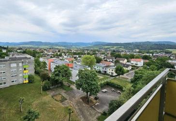 Komplett renovierte 3-Zimmer-Wohnung mit Panoramablick, Einbauküche & Garage