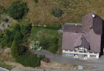 Ehemaliges Wohn- und Geschäftshaus mit fast 300 m² Wohn- und Nutzfläche, drei Garagen, zwei Grundstücke