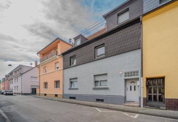 Mehrfamilienhaus mit zwei modernisierten Einheiten, Garten und Dachterrasse in ruhiger Lage