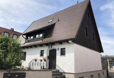 Geräumige und helle Altbauwohnung mit Dachterrasse in bester Karlsfelder Lage