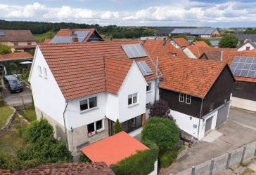 Renoviertes Wohnhaus mit großer Scheune und Garten in ländlicher Lage in kleinem Seßlacher Ortsteil