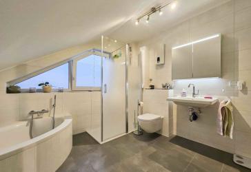 Top gepflegte Wohnung mit großer Dachterrasse