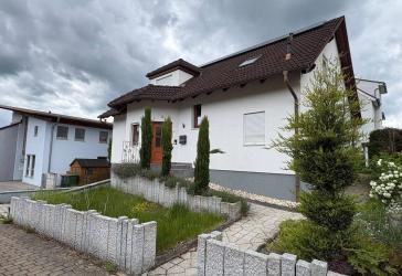 Komfortables Einfamilienhaus mit Doppelgarage und Garten - ideal für Familien in Öschelbronn