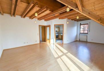 Gemütliches Ambiente mit Dachstudio + 3 Zimmer Wohnung, Stellplatz, Einbauküche