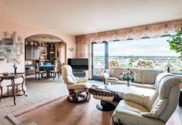 Wohnung mit Westbalkon, Fernsicht und Garage.