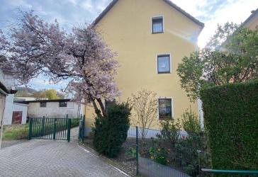 2/3 Familienhaus mit Garage und Garten