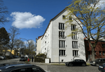 zentrale, helle Dachgeschosswohnung mit erstaunlich viel Platz mit extra Büroraum