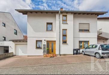 Großzügige 3-Zimmer-Dachgeschosswohnung mit Balkon in Püttlingen