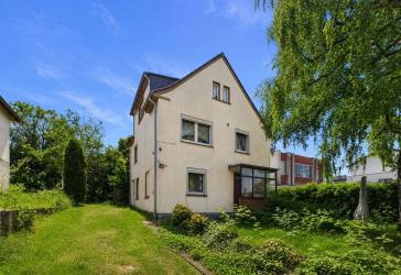 Grünes Familienglück zum Selbstgestalten: Freistehendes Einfamilienhaus auf großem Grundstück